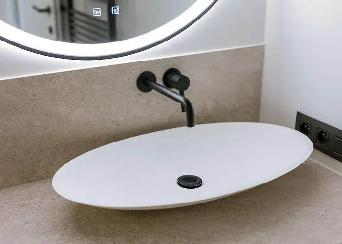 Casiola - Elegant Seaside Getaway In